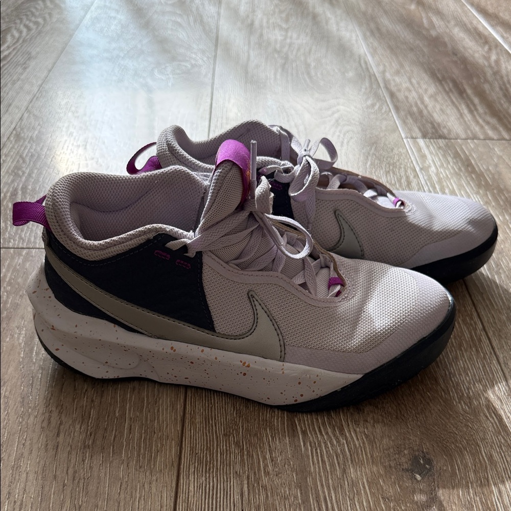 Youth 4.5Y Nike Basketball Shoes